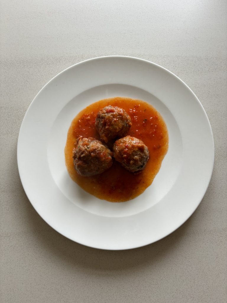 Lire la suite à propos de l’article BOULETTES DE VEAU ET BOEUF À LA TOMATE